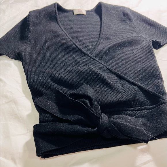 Aritzia little moon All Tied Up black crop short sleeve v-neck tie waist top - Picture 10 of 14